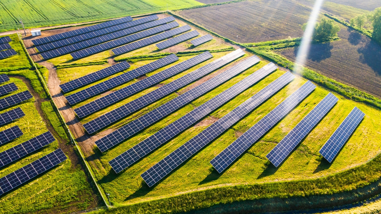 Vista aérea de un campo de placas solares en un entorno rural